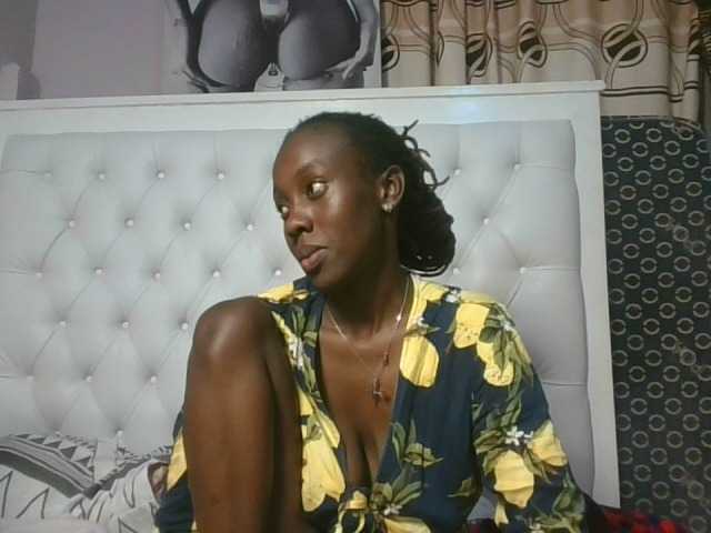 le modèle SexyNova est en webcam porno dans un show sur le site bongacams, il possède les tags suivants: Ebony,Brunette,Trimmed