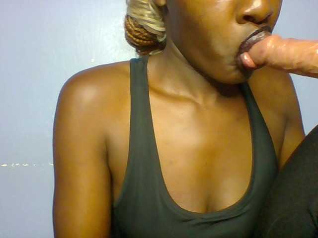 Creme-caramel live cam on BongaCams