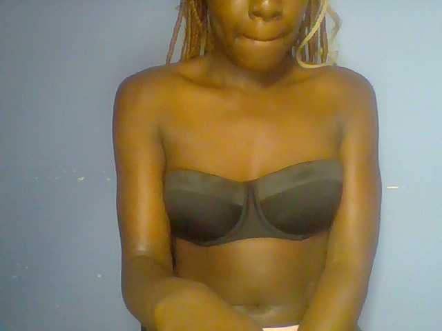Creme-caramel live cam on BongaCams