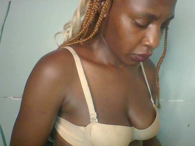 Creme-caramel live cam on BongaCams