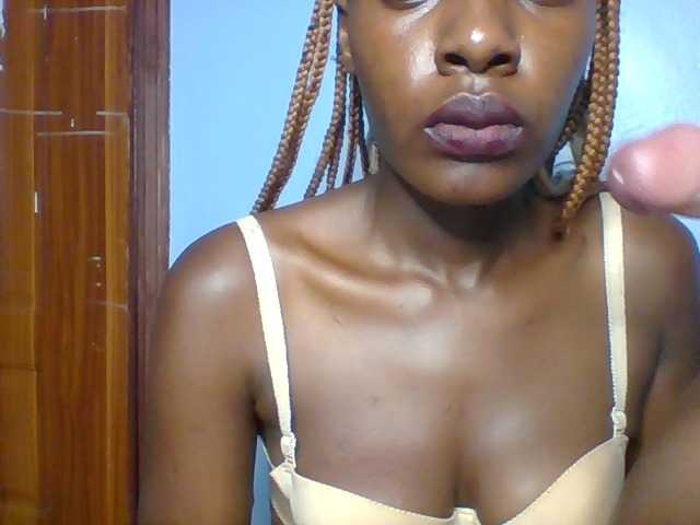 Creme-caramel live cam on BongaCams