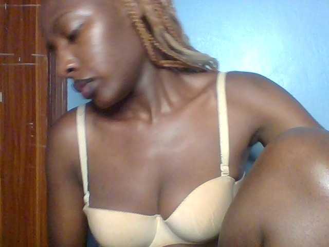 Creme-caramel live cam on BongaCams