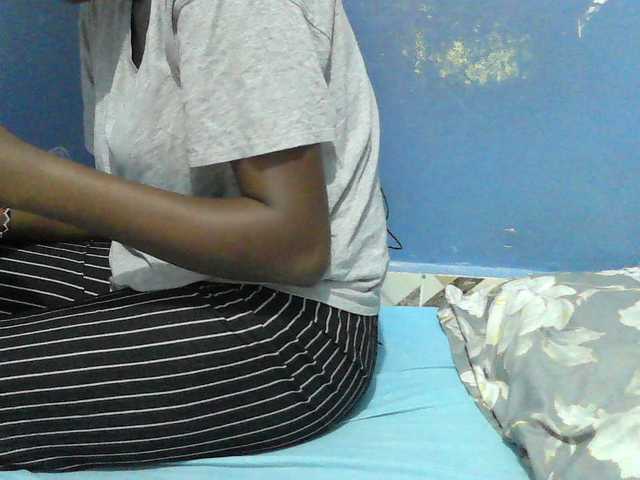 Mystiq-Ella live cam on BongaCams