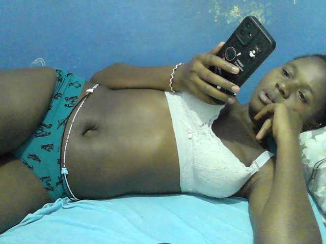 Mystiq-Ella live cam on BongaCams