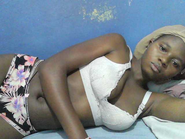 Mystiq-Ella live cam on BongaCams