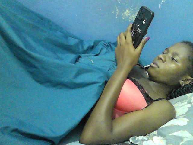 Mystiq-Ella live cam on BongaCams