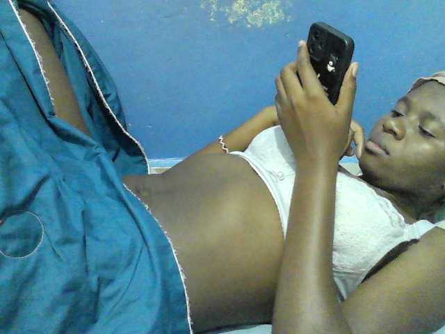 Mystiq-Ella live cam on BongaCams