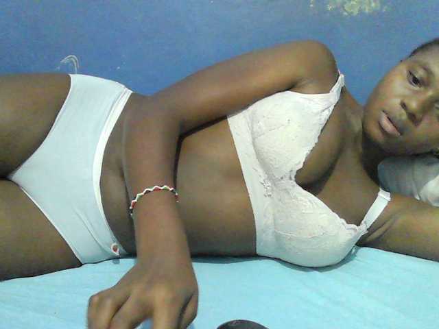 Mystiq-Ella live cam on BongaCams