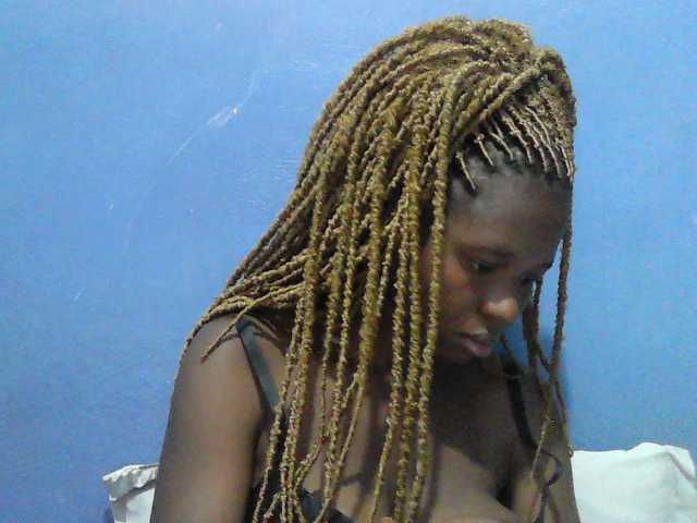 Mystiq-Ella live cam on BongaCams