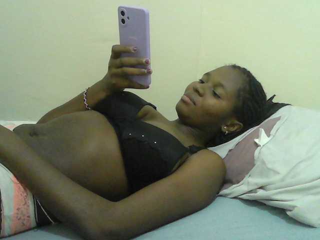 Mystiq-Ella live cam on BongaCams