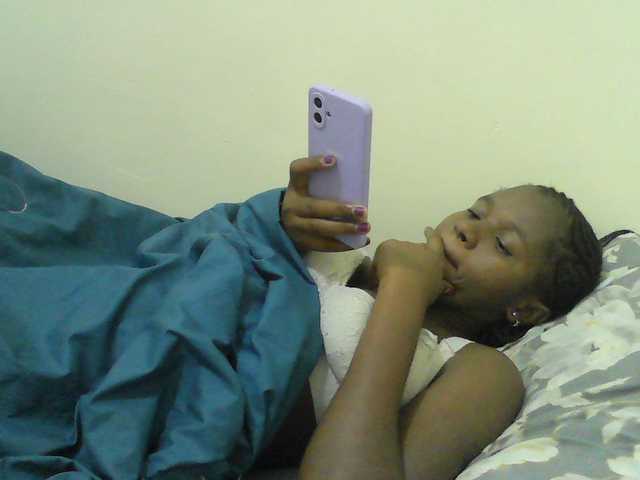 Mystiq-Ella live cam on BongaCams