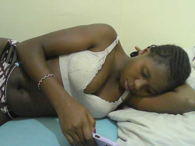 Mystiq-Ella live cam on BongaCams