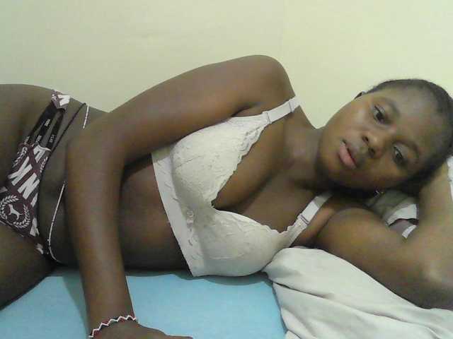 Mystiq-Ella live cam on BongaCams