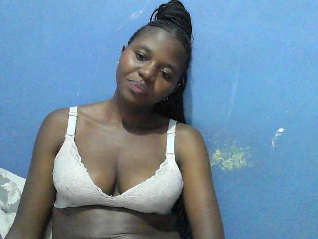 Mystiq-Ella live cam on BongaCams
