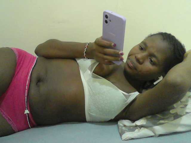 Mystiq-Ella live cam on BongaCams