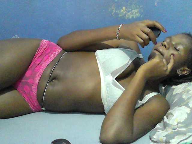 Mystiq-Ella live cam on BongaCams
