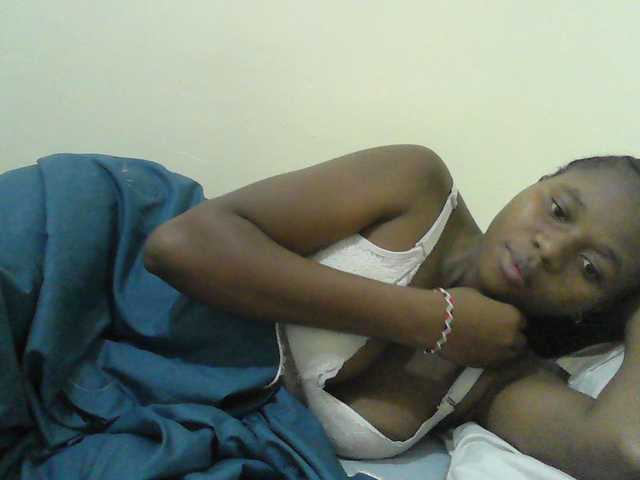Mystiq-Ella live cam on BongaCams