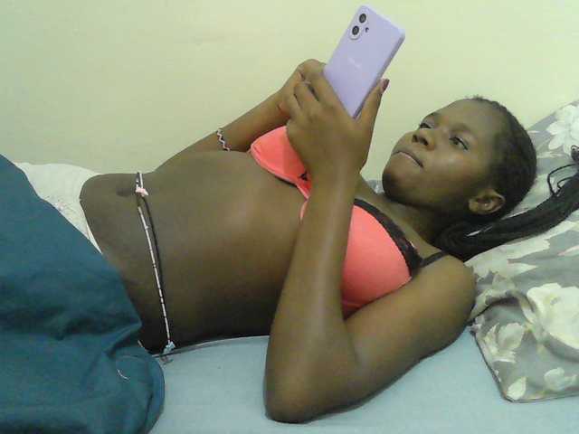 Mystiq-Ella live cam on BongaCams