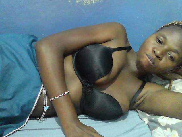 Mystiq-Ella live cam on BongaCams