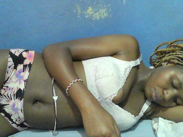 Mystiq-Ella live cam on BongaCams