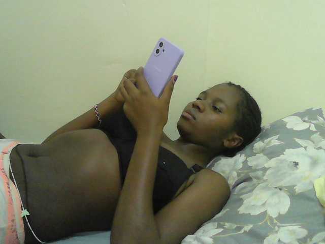 Mystiq-Ella live cam on BongaCams