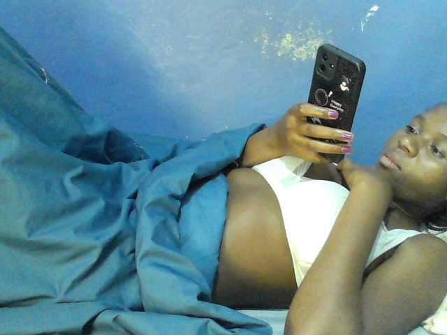 Mystiq-Ella live cam on BongaCams