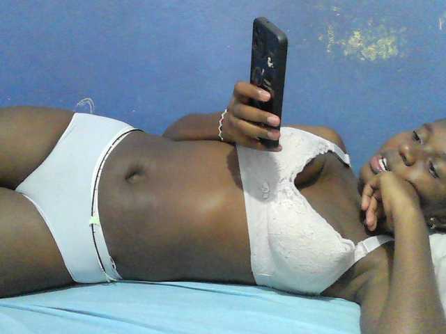 Mystiq-Ella live cam on BongaCams