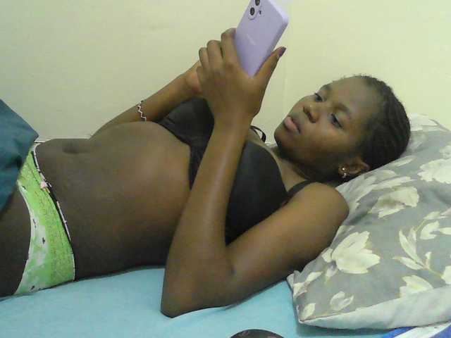 Mystiq-Ella live cam on BongaCams
