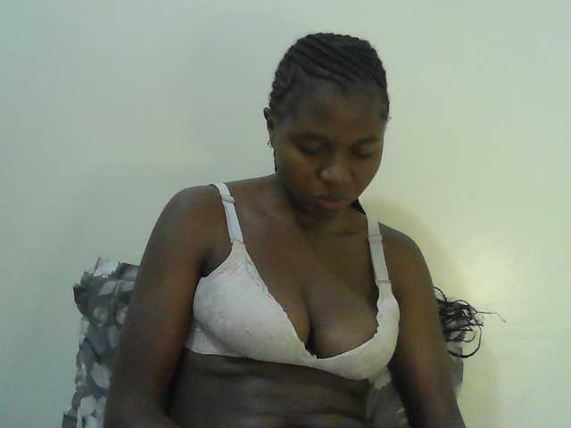Mystiq-Ella live cam on BongaCams