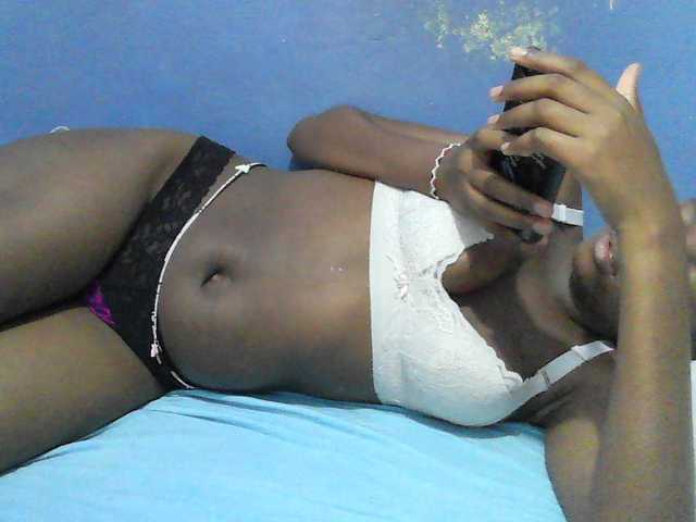 Mystiq-Ella live cam on BongaCams