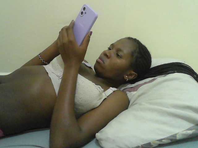 Mystiq-Ella live cam on BongaCams
