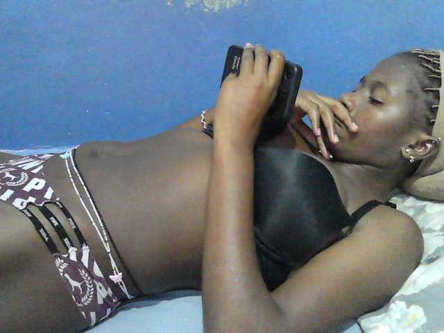 Mystiq-Ella live cam on BongaCams