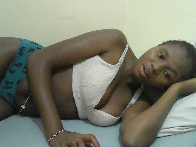 Mystiq-Ella live cam on BongaCams