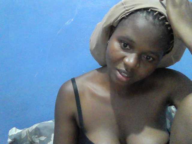 Mystiq-Ella live cam on BongaCams