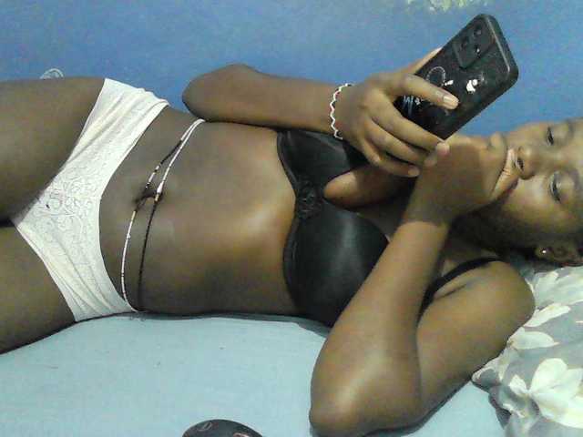 Mystiq-Ella live cam on BongaCams