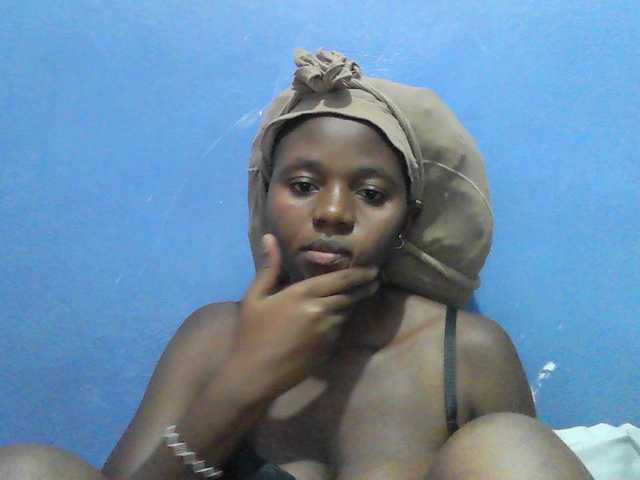 Mystiq-Ella live cam on BongaCams