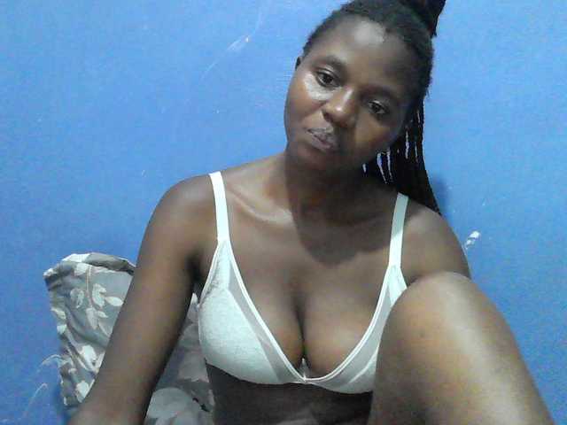 Mystiq-Ella live cam on BongaCams