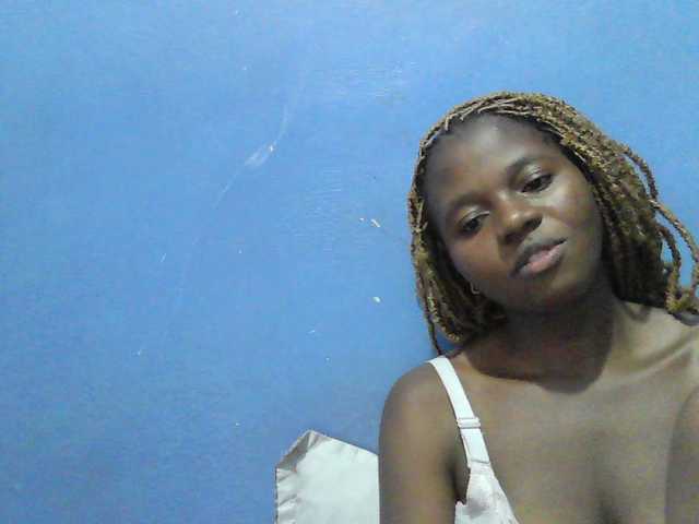 Mystiq-Ella live cam on BongaCams