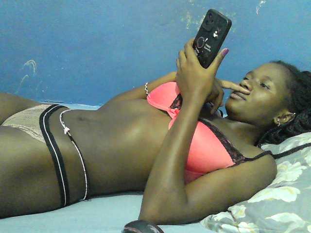 Mystiq-Ella live cam on BongaCams