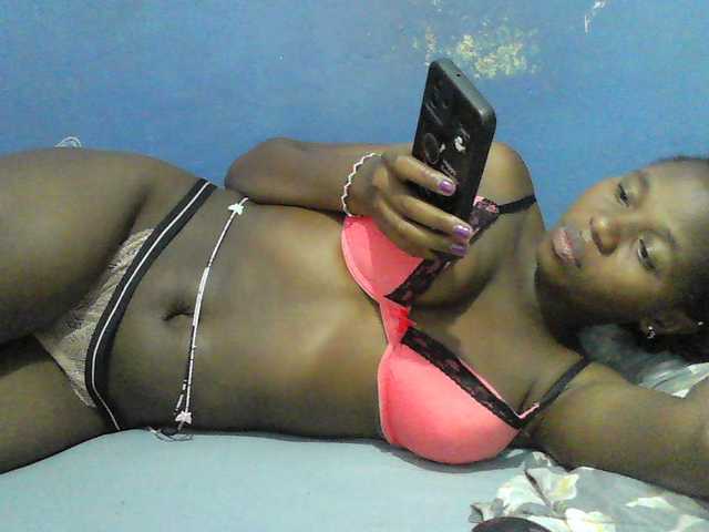 Mystiq-Ella live cam on BongaCams