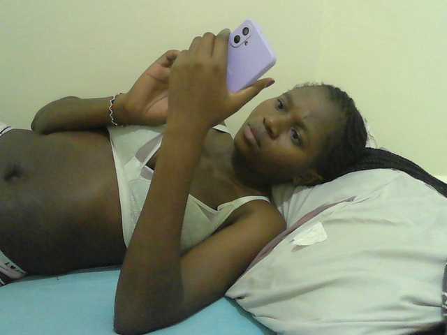 Mystiq-Ella live cam on BongaCams