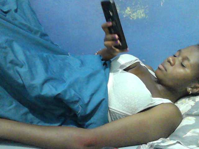 Mystiq-Ella live cam on BongaCams