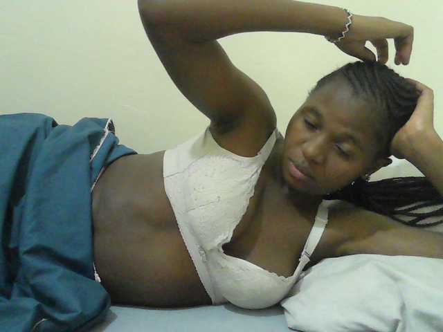 Mystiq-Ella live cam on BongaCams