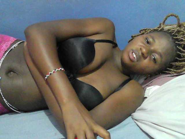 Mystiq-Ella live cam on BongaCams