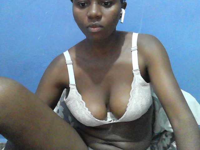 Mystiq-Ella live cam on BongaCams