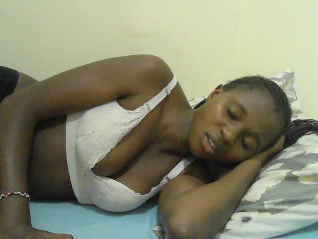 Mystiq-Ella live cam on BongaCams