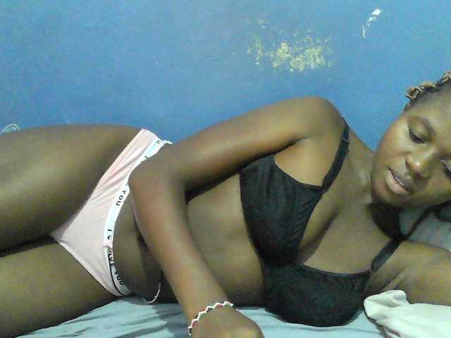 Mystiq-Ella live cam on BongaCams