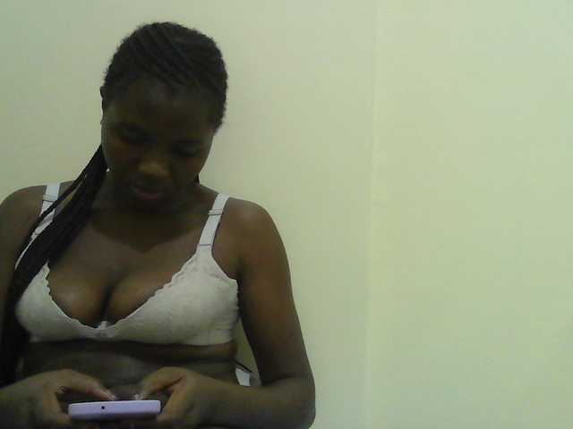 Mystiq-Ella live cam on BongaCams