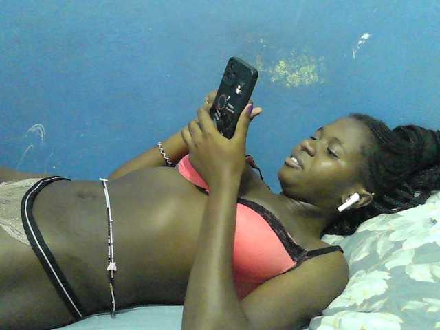 Mystiq-Ella live cam on BongaCams