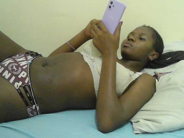 Mystiq-Ella live cam on BongaCams
